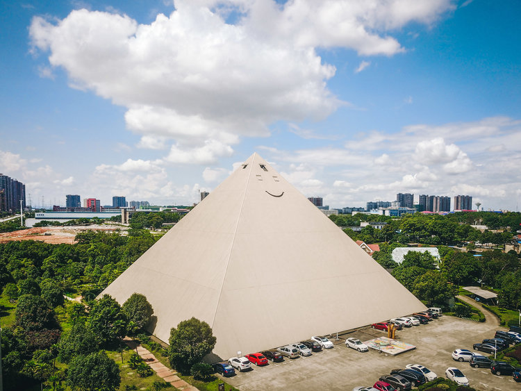 论坛主会场金字塔外景